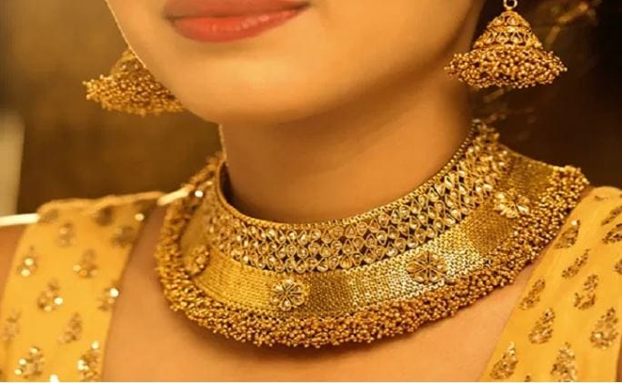 घरात लग्न आहे, भाव कमी असतील म्हणून चांगली हौस करता येईल अशी इच्छा होती, मात्र आजच भाव वाढल्याने महिलाही नाराज असल्याचे दिसत आहे. भविष्यात सोन्याचा भाव असाच वाढण्याची शक्यता व्यक्त केली जात आहे.