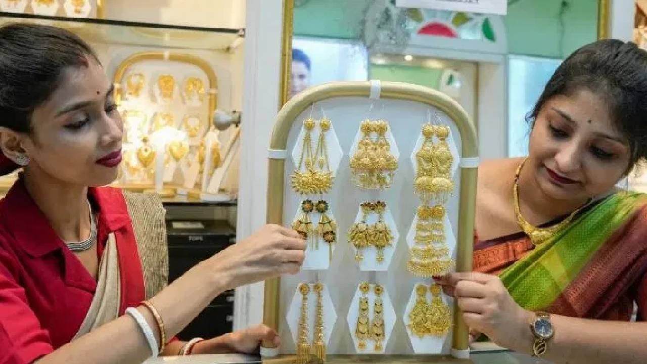 सोनं एकाच दिवसात धाडकन घसरलं,10 ग्रॅमाचा भाव पाहून व्हाल खुश, किंमत थेट…