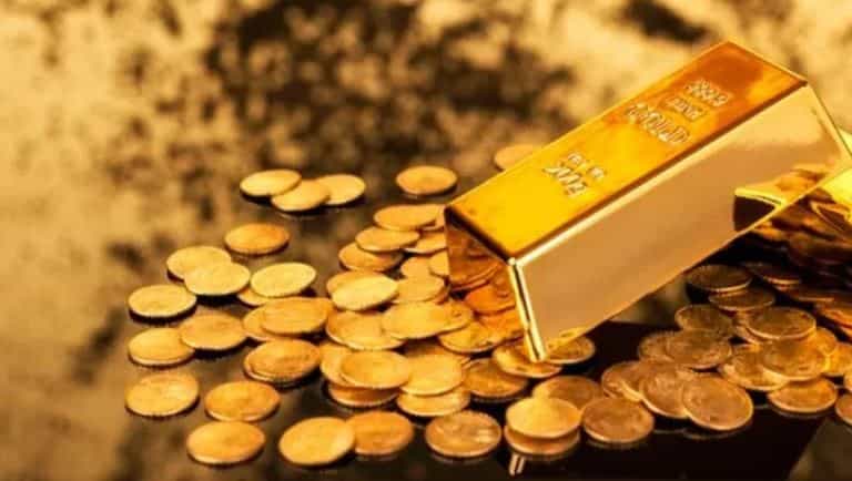 सोन्याचे दागिने परिधान करायला प्रत्येकालाच आवडते. सोन्याचा संचय करणे हे एका अर्थाने आर्थिक दृष्टीने स्थैर्य करणारे आहे. म्हणूनच अनेकजण सोन्याचे दागिने तयार करतात. तर काही लोक सोन्याचे नाणे, सोन्याचे बिस्कीट या स्वरुपात सोन्याचा संचय करतात.