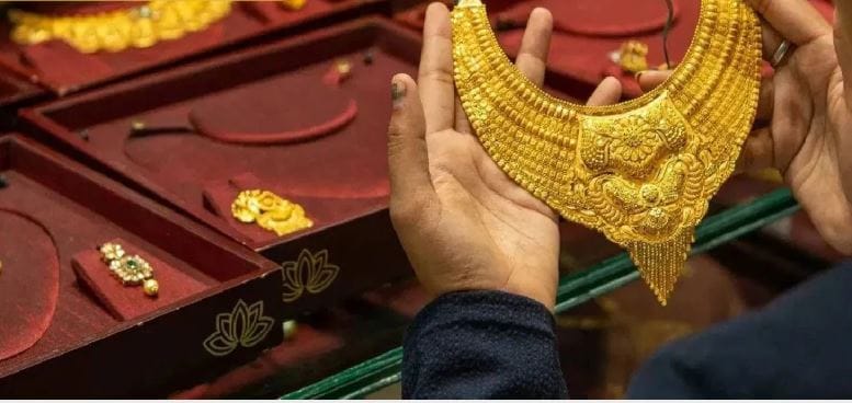 मिळालेल्या माहितीनुसार जळगावच्या सराफा बाजारात सोने आणि चांदीच्या दरात घसरण सुरूच आहे.आज सोन्याच्या दरात प्रती 10 ग्रॅममागे 800 रुपयांची तर चांदीच्या दरात प्रतिक किलोमागे 4 हजार रुपयांची घसरण झाली आहे.