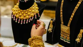 अन् मुली पळून गेल्यावर काय करायचे? सोने खरेदीवरून महिलांचा सवाल.