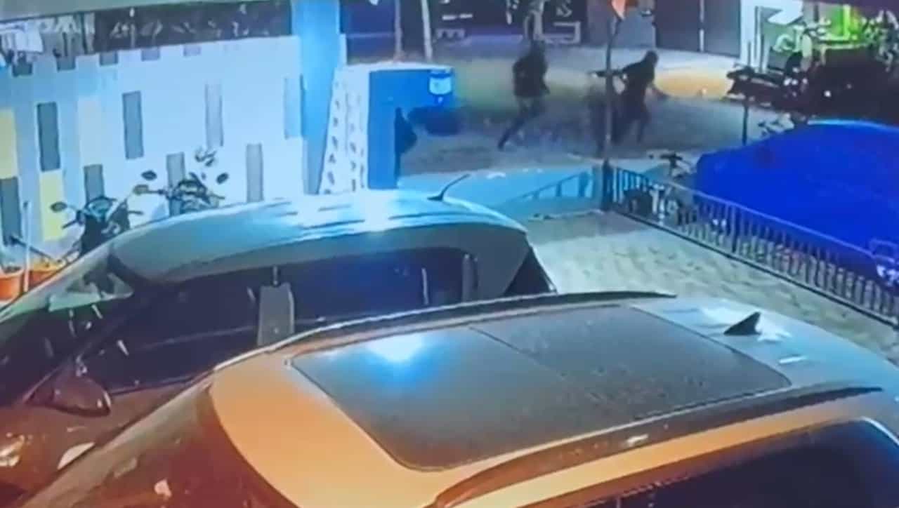 कारमधून आले, हातात शस्त्र घेऊन आत शिरले अन्... काँग्रेस नेत्याच्या घरात मध्यरात्री थरार, 90 मिनिटं काय घडलं?