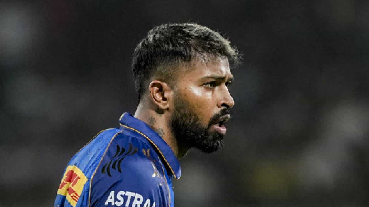 हार्दिकच्या नेतृत्वाखाली आयपीएल 2024 मध्ये मुंबई इंडियन्सची टीम तळाला होती. आयपीएल 2026 मध्ये सुद्धा हीच स्थिती आहे. रोहित शर्माने त्याच्या नजरेसमोर मुंबई इंडियन्सचा गौरव उद्धवस्त होताना पाहिला असं माजी क्रिकेटपटू मनोज तिवारी म्हणाला. पुढच्या सीजनसाठी पुन्हा रोहितकडे कॅप्टन्सी द्या अशी इच्छा तिवारीने बोलून दाखवली.
