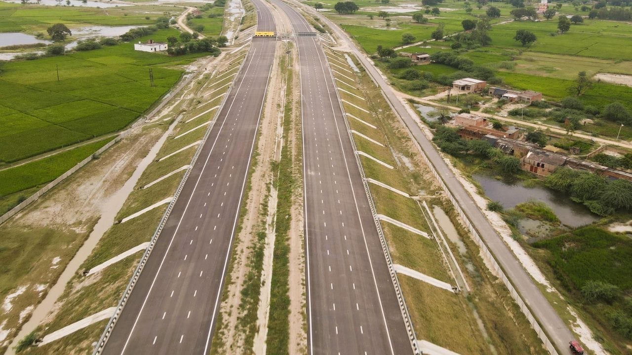 आपण जेव्हा लांबच्या प्रवासाला निघतो, तेव्हा महामार्ग (Highway) आणि द्रुतगती मार्ग (Expressway) हे शब्द अनेकदा ऐकतो. आपल्याला हे दोन्ही रस्ते एकच वाटतात, पण तांत्रिकदृष्ट्या यात जमीन-अस्मानाचा फरक असतो.
