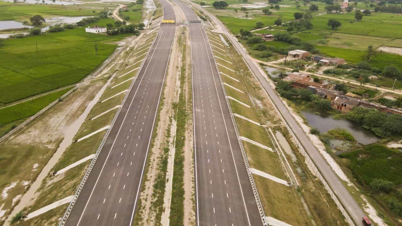 आपण जेव्हा लांबच्या प्रवासाला निघतो, तेव्हा महामार्ग (Highway) आणि द्रुतगती मार्ग (Expressway) हे शब्द अनेकदा ऐकतो. आपल्याला हे दोन्ही रस्ते एकच वाटतात, पण तांत्रिकदृष्ट्या यात जमीन-अस्मानाचा फरक असतो.
