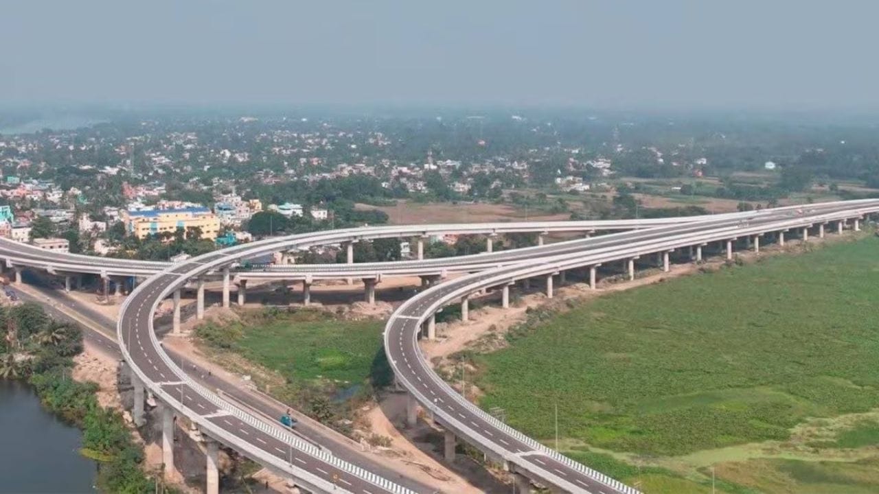 हायवेवर स्थानिक वाहतूक आणि चौक असल्याने वाहनांचा वेग साधारणपणे १०० किमी प्रति तास मर्यादित असतो. तर एक्सप्रेस वे हे रस्ते विनाअडथळा प्रवासासाठी डिझाइन केलेले असतात, त्यामुळे येथे वेगमर्यादा १२० किमी प्रति तास पर्यंत असते.