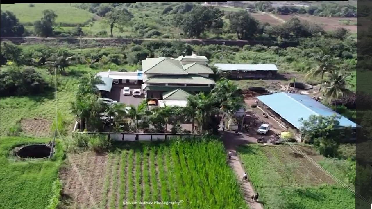 सोशल मीडियावर इंदोरीकर महाराजांच्या घराचा व्हिडीओ, फोटो समोर आले, व्हायरल झाले. हिरवीगार वनराई, फुलांची आरास... त्यात टुमदार बंगला, असं त्यांच्या घराचं स्वरूप असून या व्हिडीओवर अनेक लाइक्स , कमेंट्सही आल्या. 