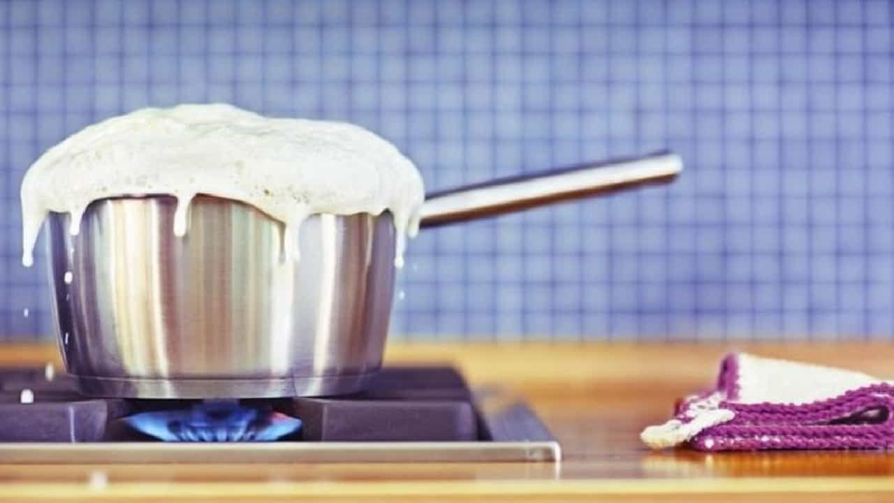 दूध वारंवार उतू जातंय? दुर्लक्ष केलं तर तिजोरी होऊ शकते रिकामी!