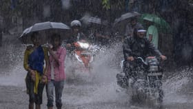 सोसाट्याचा वारा, विजांचा कडकडाट अन् धो-धो बरसणार, महाराष्ट्रासह....