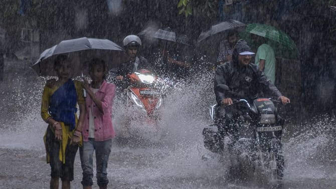 सोसाट्याचा वारा, विजांचा कडकडाट अन् धो-धो बरसणार, महाराष्ट्रासह...