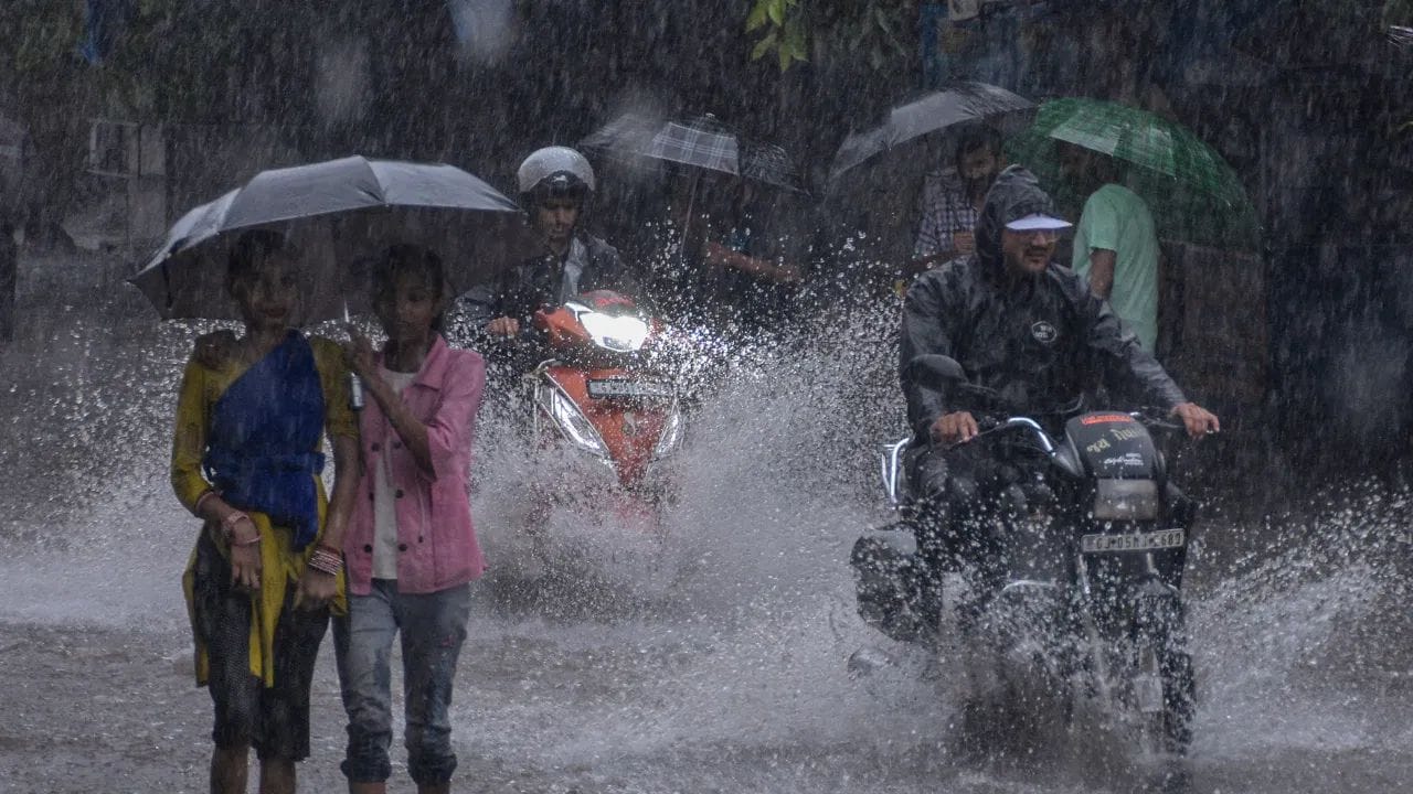 सोसाट्याचा वारा, विजांचा कडकडाट अन् धो-धो बरसणार, महाराष्ट्रासह या राज्यांना पाऊस झोडपणार सोसाट्याचा वारा, विजांचा कडकडाट अन् धो-धो बरसणार, महाराष्ट्रासह या राज्यांना पाऊस झोडपणार