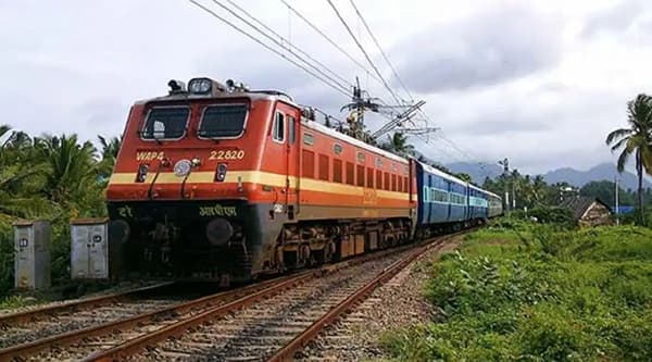 रेल्वने रोज कोट्यवधी लोक प्रवास करतात. रेल्वेचा प्रवास सर्वात सुरक्षित मानला जातो. रेल्वेचा अपघात झाल्याच्या घटना फारच अपवादात्मक परिस्थितीत समोर येतात. रेल्वेचे चालक म्हणजेच लोको पायलटमुळे देशात रोज शेकडो रेल्वे कोणत्याही अपघाताविना धावतात.