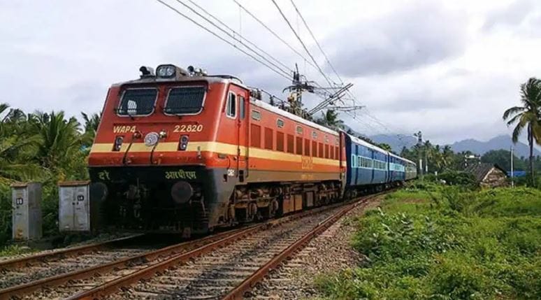 रेल्वने रोज कोट्यवधी लोक प्रवास करतात. रेल्वेचा प्रवास सर्वात सुरक्षित मानला जातो. रेल्वेचा अपघात झाल्याच्या घटना फारच अपवादात्मक परिस्थितीत समोर येतात. रेल्वेचे चालक म्हणजेच लोको पायलटमुळे देशात रोज शेकडो रेल्वे कोणत्याही अपघाताविना धावतात.