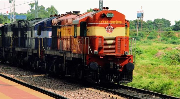 रेल्वे रुळावरून धावते तेव्हा लोकोपायलट प्रामुख्याने तीन गोष्टींचे पालन करतो. पहिली बाब म्हणजे सिग्नल, दुसरी बाब म्हणजे ट्रॅक स्वीच म्हणजेच रेल्वेचा रुळ बदलणे आणि तिसरी बाब म्हणजे निर्धारित केलेले वेळापत्रक. या तिन्ही गोष्टींचे पालन करून रेल्वे रुळावरू धावत असते. 