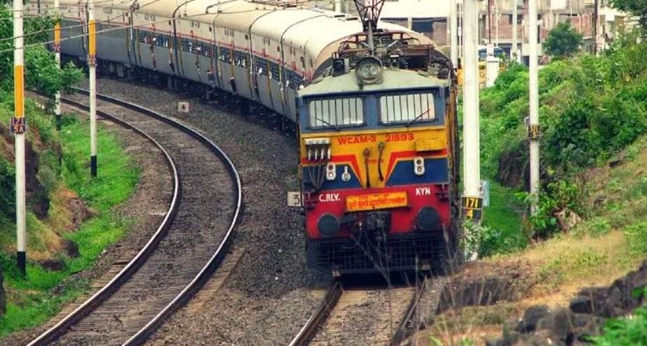 रेल्वे चालवताना लोको पायलट सिग्नलकडे विशेष लक्ष ठेवतो. या सिग्नलामुळेच आता आपण पुढे जायचे आहे की नाही, हे लोको पायलटला समजतो. याच सिग्नलच्या मदतीने लोको पायलट रेल्वेचा रुळही बदलतो. रेल्वेचा मार्ग काय असेल हे ठरवण्याचा अधिकार लोको पायलटला नसतो. रेल्वेचा मार्ग रेल्वे कंट्रोल रूमद्वारे ठरवला जातो. 