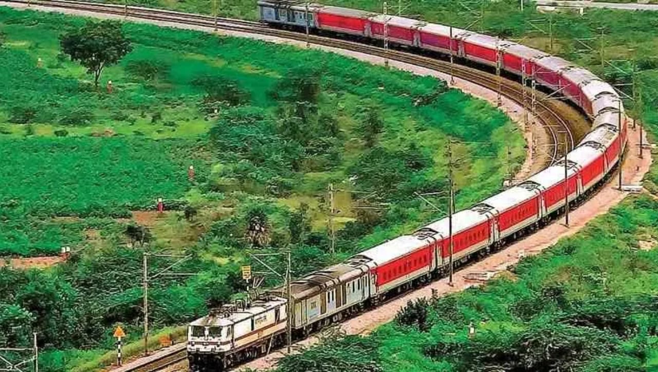 मात्र, भारतीय रेल्वेच्या नियमांनुसार, ट्रेन चुकल्यानंतरही तुम्ही तुमच्या हक्काचे पैसे परत मिळवू शकता. तसेच आपली सीट सुरक्षित ठेवू शकता. जर तुमची ट्रेन चुकली असेल, तर तुम्ही तिकिटाच्या रकमेचा परतावा मिळवण्यासाठी TDR (Ticket Deposit Receipt) दाखल करू शकता. ट्रेन सुटण्याच्या नियोजित वेळेपासून १ तासाच्या आत ऑनलाईन किंवा ऑफलाईन पद्धतीने TDR फाईल करणे अनिवार्य आहे.