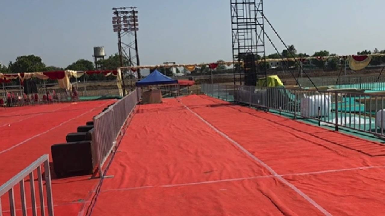 विशेष म्हणजे याच दिवशी गगनगिरी महाराज सप्ताहाच्या ध्वजारोहणाचा कार्यक्रमही पार पडणार आहे. त्यानंतर किर्तनपुष्प आणि मग मुख्य विवाह सोहळा आयोजित करण्यात आला आहे. इंदुरीकर महाराजांच्या मुलीच्या मोठमोठ राजकारणी, दिग्गजांना संत-महंतांना निमंत्रण देण्यात आलं आहे. त्यामुळे या विवाहसोहळ्याकडे राज्यभराचं लक्ष लागलंय.