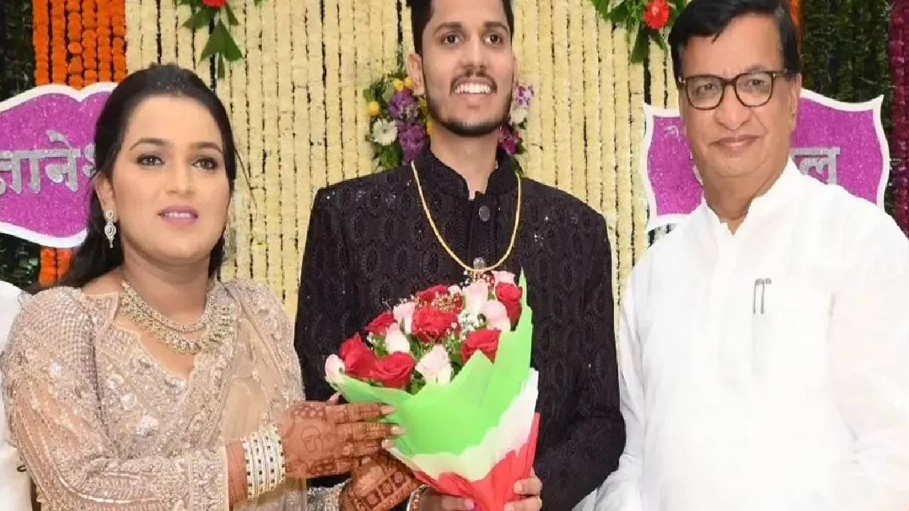हळद जोरात -  अहिल्यानगरमधील इंदोरी गावात काल ज्ञानेश्वरीची हळद जल्लोषात पार पडली. यावेळी असंख्य पाहुणे आले होते. सर्वजण अत्यंत उत्साहात होते. करवल्यांनी तर हळदीत ठेका धरला होता. स्वत: इंदोरीकर महाराज पाहुण्यांना जेवण वाढत होते. कुणाला काही कमी तर पडत नाही ना याची स्वत: जातीने दखल घेत होते. प्रत्येकाशी आत्मियतेने संवाद साधत होते. काय हवं काय नको याची माहिती घेत होते. 