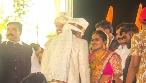 या विवाह सोहळ्याला मोठा पोलीस बंदोबस्त तैनात करण्यात आला होता. परंतु गर्दीचा फायदा उचलत चोरट्यांनी विवाह सोहळ्यात हात साफ केला. चोरांनी अनेकांचे दागिने चोरले. पोलिसांनी या चोरांविरोधात आता मोठी कारवाई केली आहे. 