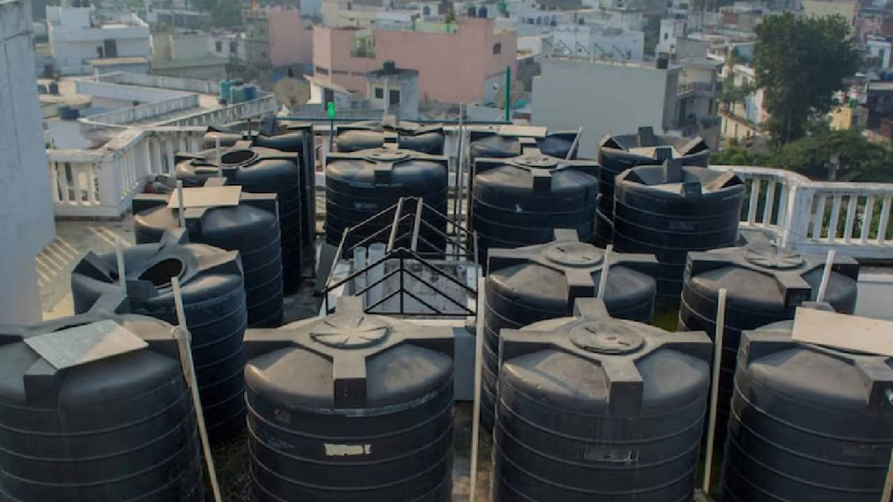 सध्या सोशल मीडियावर ‘Insulated Water Tank Cover’ या उपायाची मोठी चर्चा सुरू आहे. हे एक विशेष प्रकारचे कव्हर असून ते पाण्याच्या टाकीवर जॅकेटप्रमाणे बसवले जाते. या कव्हरचा मुख्य उद्देश म्हणजे सूर्याची थेट किरणे आणि गरम हवा टाकीपर्यंत पोहोचू न देणे.