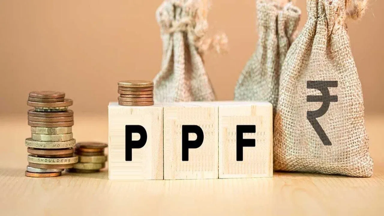 PPF स्कीम चा कमाल फॉर्म्युला, निवृत्तीसाठी असा उभा करा 1 कोटी रुपयांचा फंड PPF स्कीम चा कमाल फॉर्म्युला, निवृत्तीसाठी असा उभा करा 1 कोटी रुपयांचा फंड