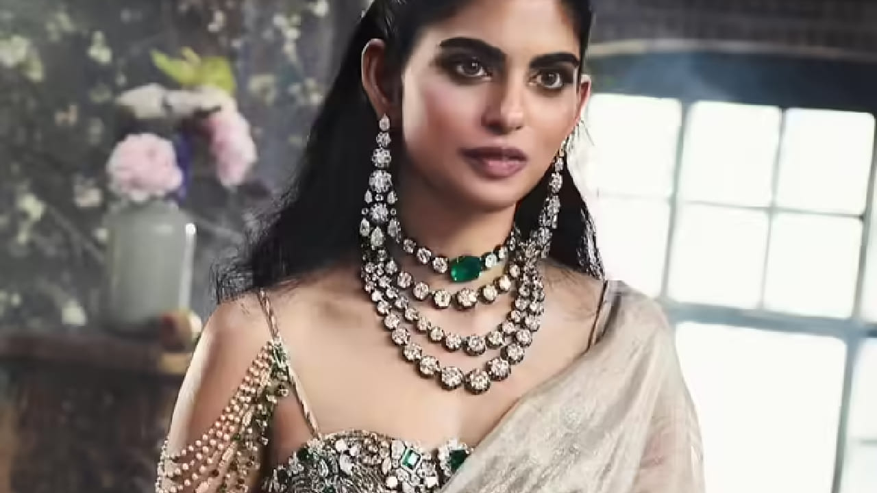 याशिवाय, ईशाच्या हातात दिसलेला ‘आंबा’ देखील चर्चेचा विषय ठरला. हा खरा आंबा नसून, प्रसिद्ध कलाकार सुबोध गुप्ता यांनी तयार केलेले एक आर्ट स्कल्प्चर होते. या छोट्याशा पण अनोख्या घटकाने तिच्या लूकमध्ये भारतीय वारसा आणि आधुनिक कलेचा संगम अधोरेखित केला.