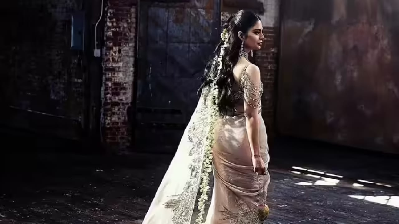 ईशाच्या लूकमधील आणखी एक खास आकर्षण म्हणजे तिचा गजरा. सौरभ गुप्ता यांनी 150 तासांत तयार केलेला हा गजरा पारंपरिक फुलांचा नसून पेपर, कॉपर आणि ब्रासपासून बनवलेला होता. मोगऱ्याच्या गजऱ्यासारखा दिसणारा हा हेअर अ‍ॅक्सेसरी तिच्या केसांमध्ये फ्लोअर-लेंथ स्टाइलमध्ये सजवण्यात आला होता.