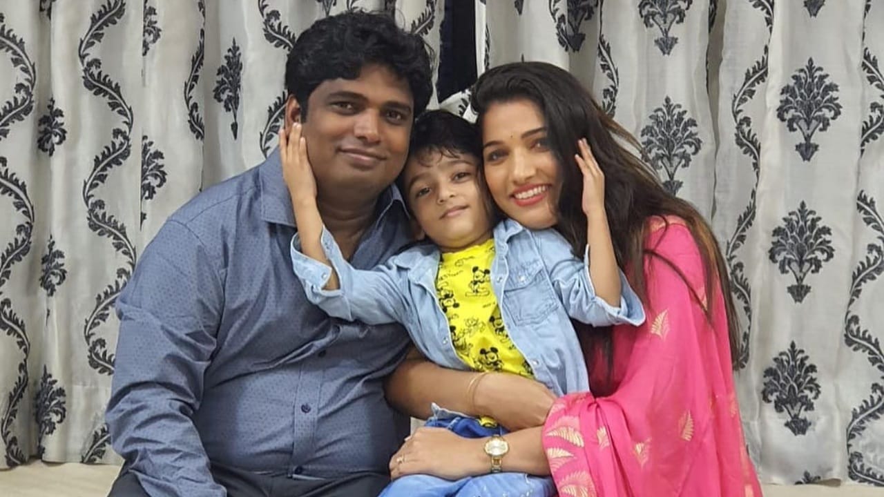 जान्हवी हिने अनेक मालिका आणि अल्बममध्ये काम केलं आहे. पण 'आई माझी काळुबाई' या मालिकेमुळे तिच्या लोकप्रियेत अधिक वाढ झाली. 'बिग बॉस'मुळे देखील जान्हवी हिच्या चाहत्यांच्या संख्येत मोठी वाढ झाली. आता अभिनेत्रीला कोणत्याच ओळखीची गरज नाही.
