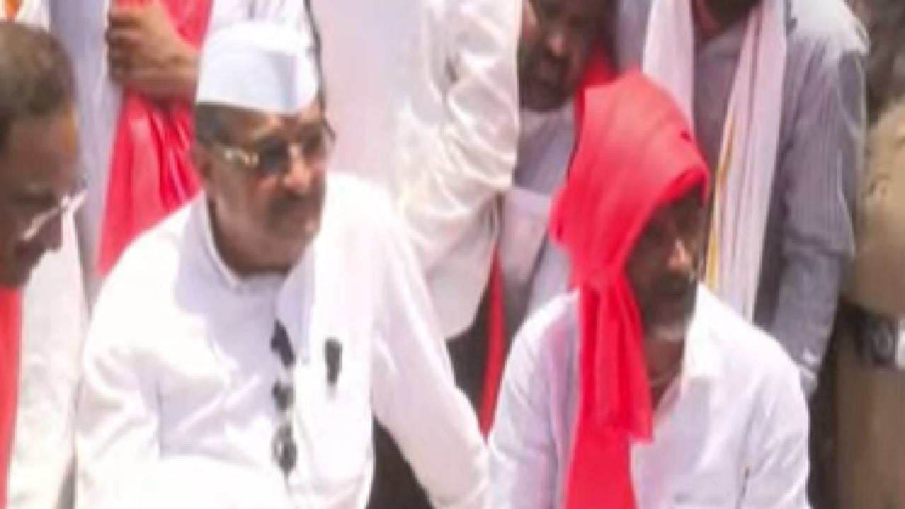 तुम्ही कितीही चांगलं दिलं तरी गायकवाड समितीने 12-13 टक्के मराठा समाजाला आरक्षण दिलं, तरी चॅलेंज झालं. सातारा गॅझेट असो वा हैदराबाद गॅझेट मराठ्यांना सुखाने खाऊ देत नाहीत. माझी विनंती आहे जीआर काढावा. पश्चिम महाराष्ट्र, मराठवाडा सगळ्या अभ्यासकांनी इथे यावं असं आवाहन मनोज जरांगे पाटील यांनी केलं.