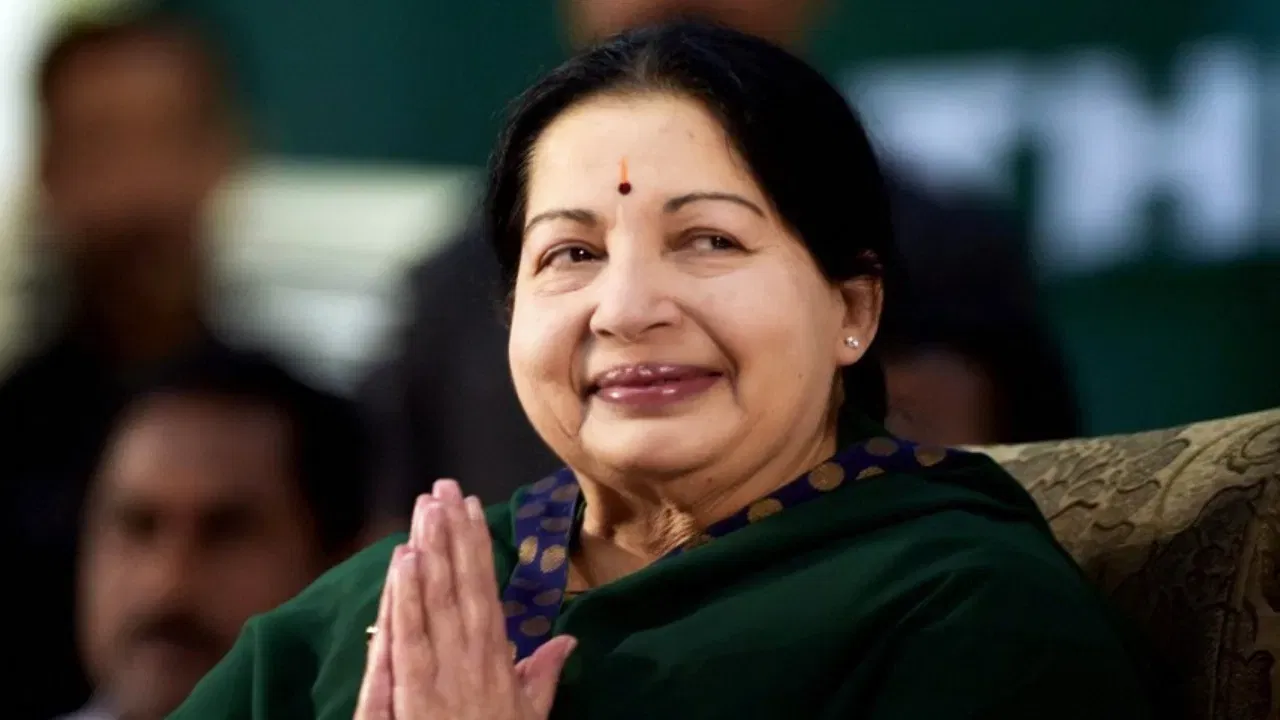 जे जयललिता : जे. जयललिता या साऊथ चित्रपटसृष्टीतील प्रसिद्ध अभिनेत्री होत्या. त्यांनी अनेक चित्रपटांमध्ये काम केले आणि नंतर राजकारणात मोठे यश मिळवले. त्या सुमारे 14 वर्षे, सहा वेगवेगळ्या कार्यकाळात तमिळनाडूच्या मुख्यमंत्री राहिल्या.  