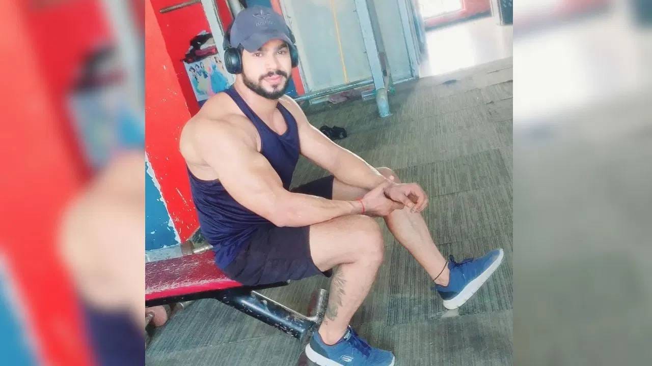 या गोळीबारात अमरदीप (32), आकाश (19) आणि मनीष (30) यांचा घटनास्थळी मृत्यू झाला. आरोपी घटनास्थळावरुन जीममध्ये बसवलेल्या सीसीटीव्ही कॅमेऱ्यातील डीवीआर घेऊन फरार झाला. या तिहेरी हत्याकांडाने राज्यात एकच खळबळ उडवून दिली. 