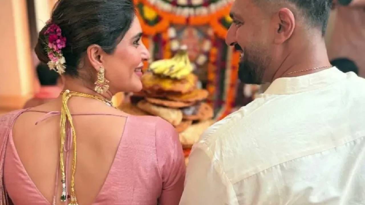 लोकप्रिय टीव्ही अभिनेत्री करिश्मा तन्ना लवकरच आई होणार आहे. करिश्मा आणि तिचा पती वरुण बंगेरा यांनी एप्रिल महिन्यात ही आनंदाची बातमी शेअर केली होती आणि नुकतेच या जोडप्याच्या घरी डोहाळेजेवणाचा कार्यक्रम पार पडला. करिश्माच्या डोहाळेजेवणाच्या कार्यक्रमाचे फोटो आणि व्हिडिओ आता सोशल मीडियावर व्हायरल होत आहेत. (All Photos : Instagram / Social Media)