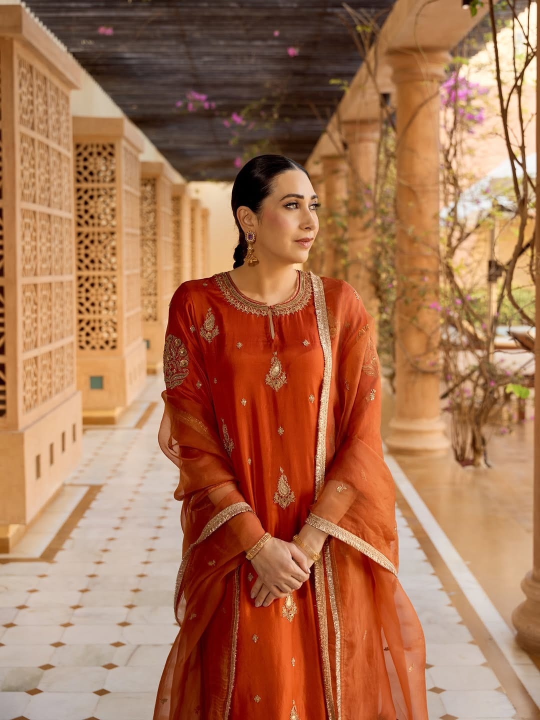 अभिनेत्री करिश्मा कपूर आजही चाहत्यांना फॅशन गोल्स देत असते. बॉलिवूडमध्ये 90 चा काळ गाजवणारी करिश्मा आज खासगी आयुष्यामुळे चर्चेत असते. सध्या अभिनेत्रीचे फोटो सोशल मीडियावर तुफान व्हायरल होत आहे. सध्या सर्वत्र करिश्माच्या फोटोंची चर्चा रंगली आहे.
