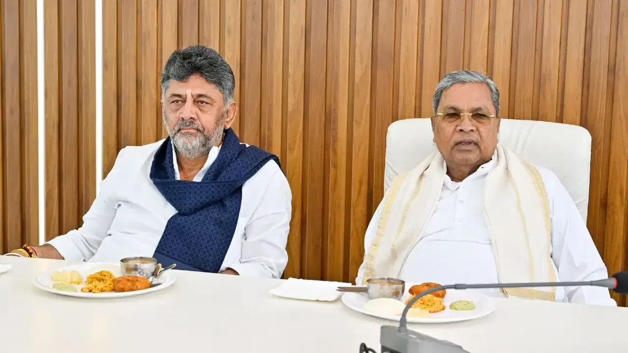 Karnataka CM Resignation: कर्नाटकात मोठा उलटफेर! अखेर सिद्धरमय्या यांनी सोडलं मुख्यमंत्रीपद; ब्रेकफास्ट करता करताच घोषणा Karnataka CM Resignation: कर्नाटकात मोठा उलटफेर! अखेर सिद्धरमय्या यांनी सोडलं मुख्यमंत्रीपद; ब्रेकफास्ट करता करताच घोषणा