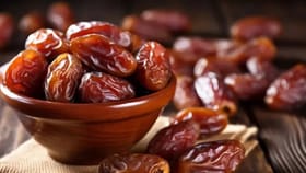 खजूर खाल्ल्यानंतर करताय अशी चूक, असं केल्यास आरोग्यास मिळतील फायदे.