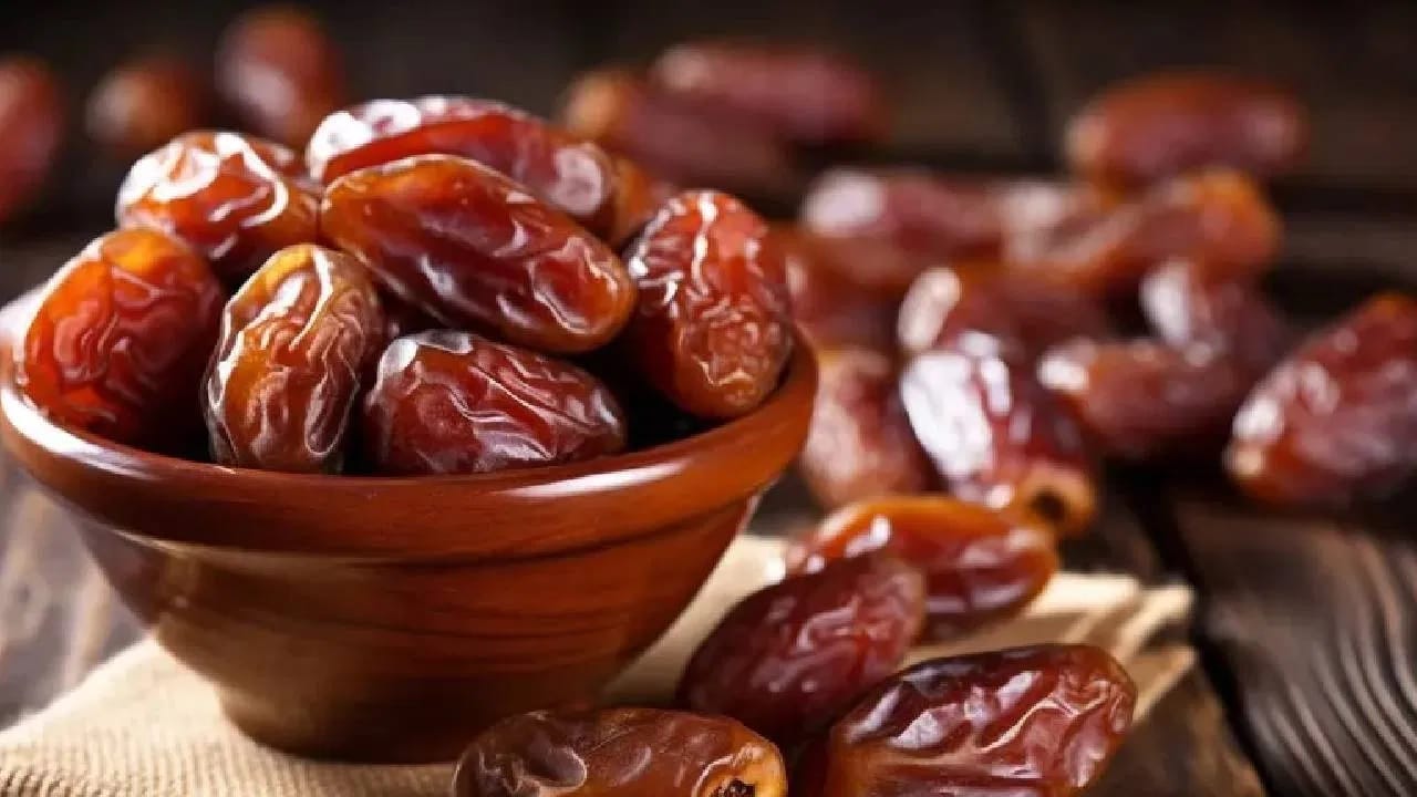 खजूर खाल्ल्यानंतर करताय अशी चूक, असं केल्यास आरोग्यास मिळतील तिप्पट फायदे खजूर खाल्ल्यानंतर करताय अशी चूक, असं केल्यास आरोग्यास मिळतील तिप्पट फायदे