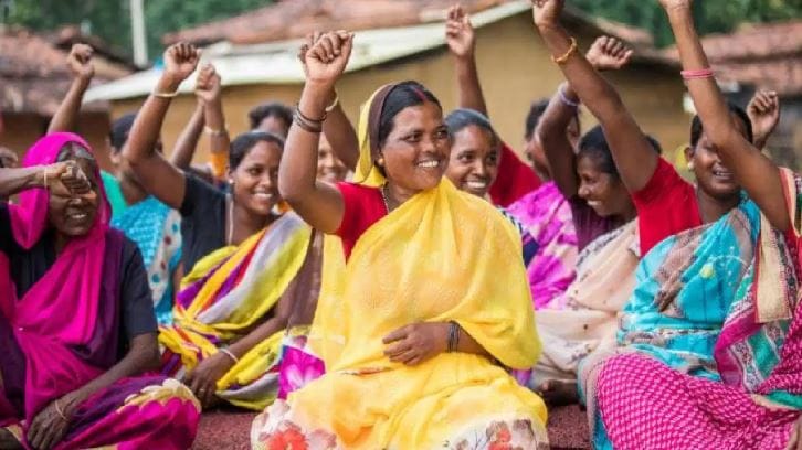 लाडक्या बहिणींना मार्च आणि एप्रिल महिन्याचे पैसे मिळायला सुरुवात झाली आहे. काही लाडक्या बहिणींना या दोन्ही महिन्यांचे 3000 रुपये मिळत आहेत.