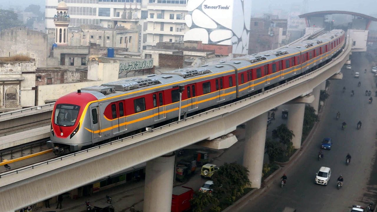 दिल्लीमध्ये मेट्रोचा मोठा भाग भूमिगतही आहे. मात्र पाकिस्तानमधील या मेट्रोची खास गोष्ट म्हणजे ती पूर्णपणे ऑटोमॅटिक (ड्रायव्हरलेस) आहे. या बाबतीत पाकिस्तानने भारताला मागे टाकले आहे. 