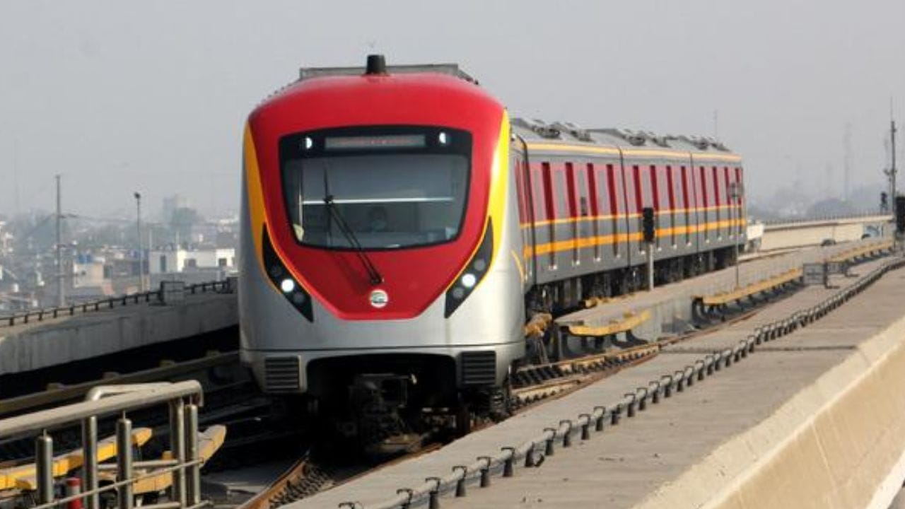 लाहोरमध्ये 2020 साली मेट्रो सुरू झाली आणि सध्या फक्त एकाच लाईनवर (ऑरेंज)धावते. ही सुमारे 27 किलोमीटरच्या मार्गावर चालते. यातील सुमारे 26 किलोमीटर भाग उंच पुलावर (एलिवेटेड) आहे, तर सुमारे 1.7 किलोमीटर भाग भूमिगत आहे, ज्यामध्ये 2 अंडरग्राउंड स्टेशन आहेत.