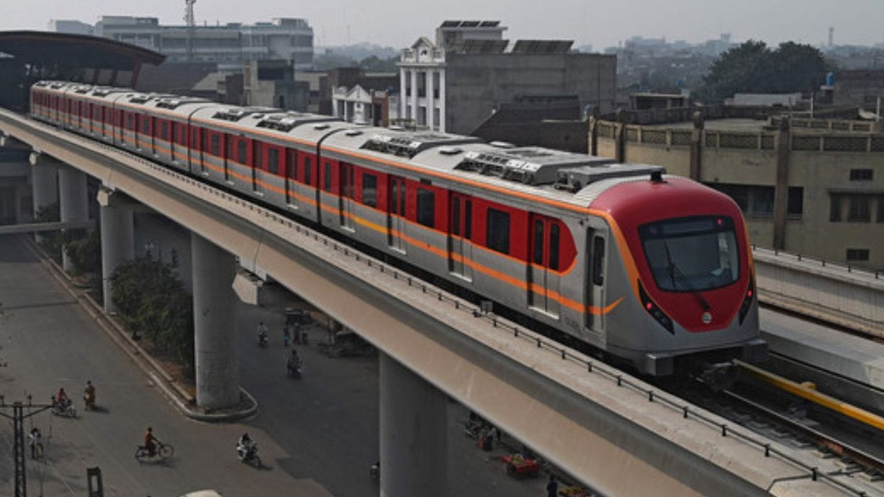 पाकिस्तानमध्ये फक्त एका शहरातच मेट्रो चालते आणि ते शहर म्हणजे लाहोर. लाहोरमध्ये काही वर्षांपासून चीनच्या मदतीने धावत आहे. दिल्लीच्या तुलनेत येथे मेट्रो नेटवर्क खूपच मर्यादित आहे.