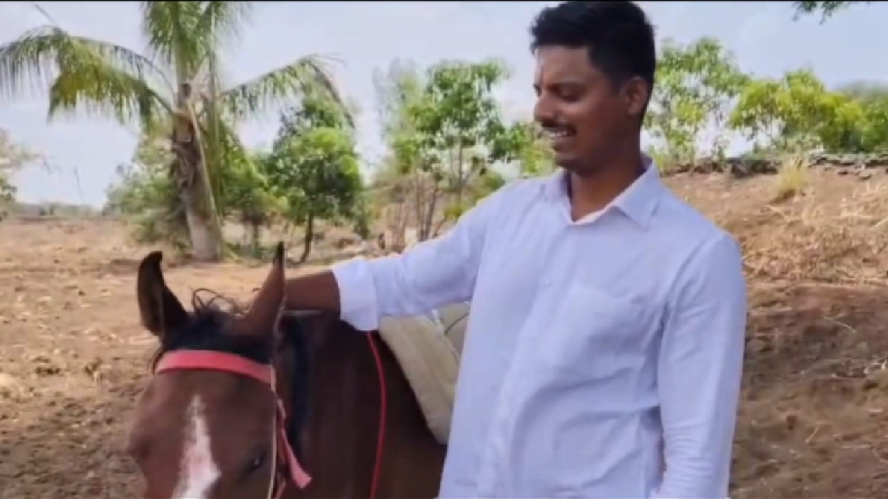 अधिक महिन्यात जावयाला ‘धोंडे जेवण’ देण्याची परंपरा ग्रामीण भागात मोठ्या उत्साहात पाळली जाते. या वेळी जावयाला सोन्याची अंगठी किंवा इतर मौल्यवान भेटवस्तू देण्याची प्रथा आहे. मात्र सध्याच्या वाढत्या महागाईच्या पार्श्वभूमीवर भूम तालुक्यातील इट गावातील विलास झांबरे यांनी वेगळीच कल्पना राबवली.