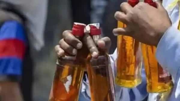 आपण अनेकदा पाहिलं असेल की बाजारात पाणी, कोल्ड्रिंक्स किंवा इतर खाद्यपदार्थ प्लास्टिकच्या बाटल्यांमध्ये सहज उपलब्ध असतात. पण जेव्हा विषय दारु किंवा वाईनचा असतो, तेव्हा जगभरात सर्वत्र काचेच्या बाटल्या वापरल्या जातात. यामागे केवळ फॅशन नसून एक मोठं शास्त्रीय कारणं दडलेले आहे.