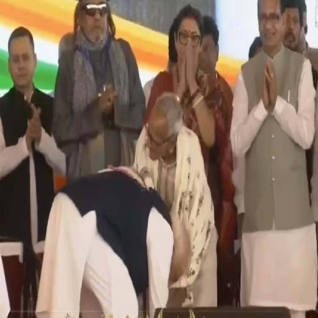 त्यावेळी या वृद्ध व्यक्तीच्या डोळ्यात अश्रू तरळले. लगेच या घटनेची चर्चा सुरु झाली. पंतप्रधान नरेंद्र मोदी यांनी सुवेंदू अधिकारी यांच्या शपथ ग्रहण सोहळ्यात कोणाला मिठी मारली? ते व्यक्ती कोण होते? याची चर्चा सुरु झाली. 