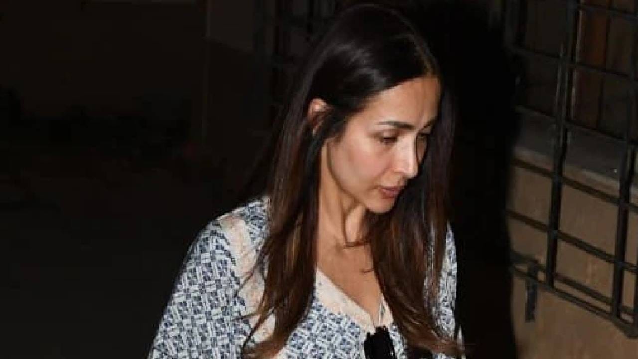 अभिनेत्री मलायका अरोरा नेहमीच कोणत्या ना कोणत्या कारणामुळे सोशल मीडियावर चर्चेत असते. तिच्या आयुष्यातील प्रत्येक लहानमोठी गोष्ट जाणून घेण्यासाठी चाहते उत्सुक असतात. विशेषत: मलायकाच्या वैयक्तिक आयुष्याबद्दल जाणून घेण्यात चाहत्यांना रस आहे. बुधवारी रात्री मलायका मुंबईत तिच्या आईच्या घरी भेटीला गेली होती. यावेळी मलायका जर एकटीच असती तर कदाचित हा चर्चेचा एवढा मोठा विषय बनला नसता, पण तिच्यासोबत एक खास व्यक्ती दिसल्याने हा व्हिडीओ चर्चेत आला आहे.