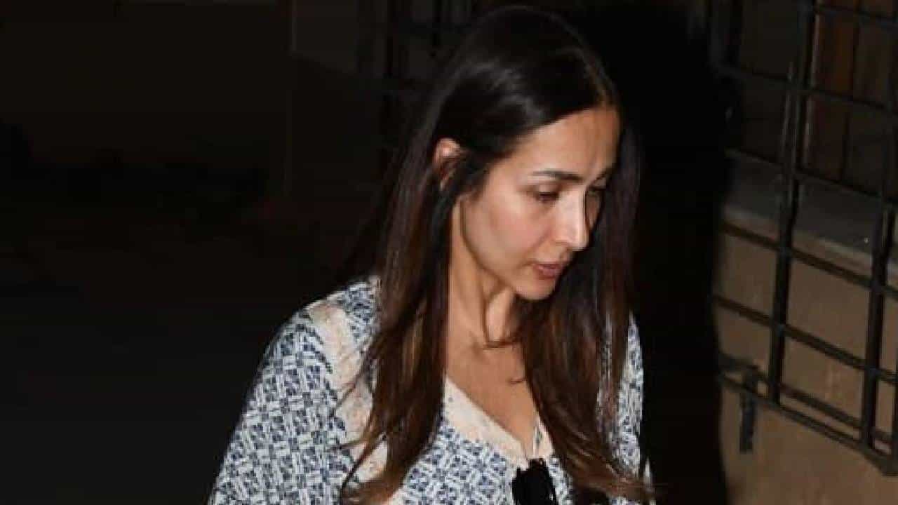 अभिनेत्री मलायका अरोरा नेहमीच कोणत्या ना कोणत्या कारणामुळे सोशल मीडियावर चर्चेत असते. तिच्या आयुष्यातील प्रत्येक लहानमोठी गोष्ट जाणून घेण्यासाठी चाहते उत्सुक असतात. विशेषत: मलायकाच्या वैयक्तिक आयुष्याबद्दल जाणून घेण्यात चाहत्यांना रस आहे. बुधवारी रात्री मलायका मुंबईत तिच्या आईच्या घरी भेटीला गेली होती. यावेळी मलायका जर एकटीच असती तर कदाचित हा चर्चेचा एवढा मोठा विषय बनला नसता, पण तिच्यासोबत एक खास व्यक्ती दिसल्याने हा व्हिडीओ चर्चेत आला आहे.