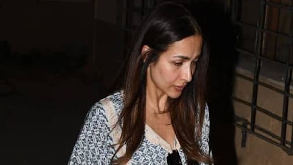 अभिनेत्री मलायका अरोरा नेहमीच कोणत्या ना कोणत्या कारणामुळे सोशल मीडियावर चर्चेत असते. तिच्या आयुष्यातील प्रत्येक लहानमोठी गोष्ट जाणून घेण्यासाठी चाहते उत्सुक असतात. विशेषत: मलायकाच्या वैयक्तिक आयुष्याबद्दल जाणून घेण्यात चाहत्यांना रस आहे. बुधवारी रात्री मलायका मुंबईत तिच्या आईच्या घरी भेटीला गेली होती. यावेळी मलायका जर एकटीच असती तर कदाचित हा चर्चेचा एवढा मोठा विषय बनला नसता, पण तिच्यासोबत एक खास व्यक्ती दिसल्याने हा व्हिडीओ चर्चेत आला आहे.