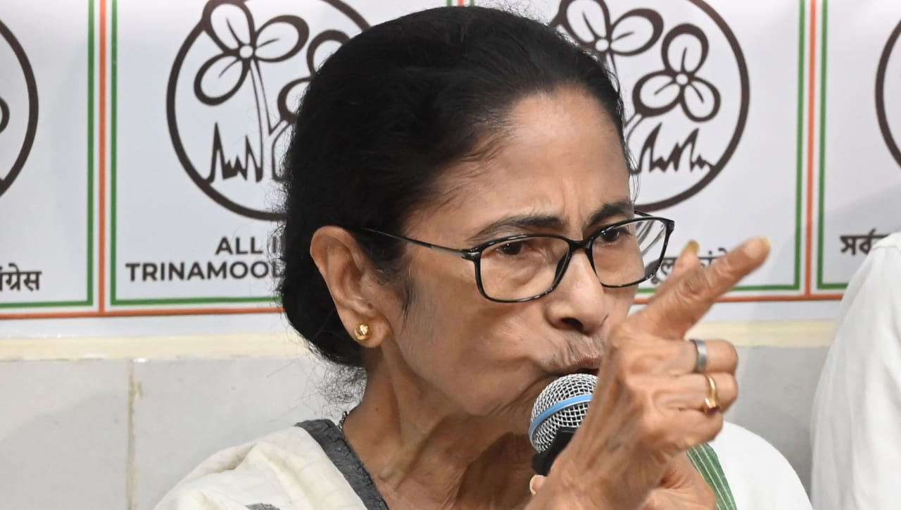जर मुख्यमंत्र्यांनी स्वेच्छेने राजीनामा दिला नाही, तर राज्यपाल त्यांना बडतर्फ करून नवीन बहुमतातील नेत्याला सरकार स्थापनेचे निमंत्रण देऊ शकतात. माजी सॉलिसिटर जनरल हरीश साळवे यांनी म्हटले आहे की, मुख्यमंत्री हे संविधानाच्या रक्षणाची शपथ घेतात. त्यामुळे निकालाचा आदर न करणे हे घटनात्मक शपथेचे उल्लंघन ठरेल.