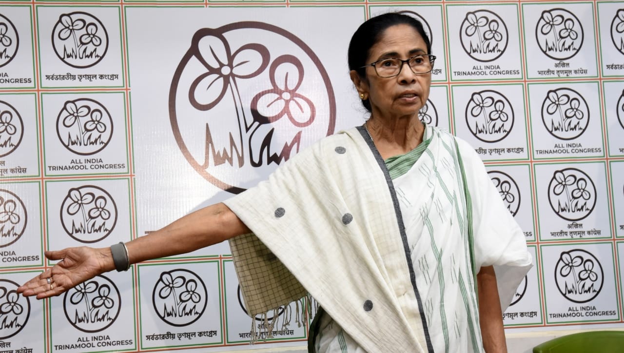 त्यामुळे सध्या सर्वांचे लक्ष राजभवनाकडे लागले आहे. जर ममता बॅनर्जी ९ मे पर्यंत आपल्या भूमिकेवर ठाम राहिल्या, तर राज्यपाल स्वतःच्या अधिकाराचा वापर करून विद्यमान सरकार बरखास्त करण्याची दाट शक्यता आहे. यामुळे बंगालच्या राजकारणात एक नवा कायदेशीर लढा पाहायला मिळू शकतो.