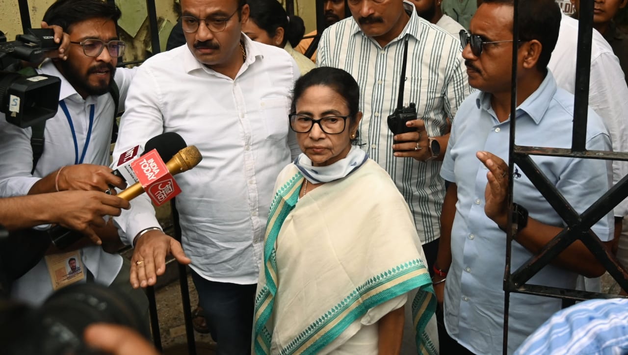 तर दुसरीकडे, बहुमताचा आकडा पार केलेल्या भाजपने सत्तास्थापनेच्या हालचाली वेगवान केल्या आहेत. ९ मे २०२६ रोजी नवीन भाजप सरकारचा शपथविधी सोहळा पार पडणार असल्याचे निश्चित झाले आहे.