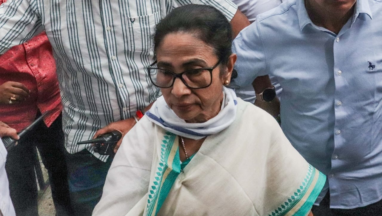 त्यांच्या मते या निवडणुकीत मोठ्या प्रमाणावर मतचोरी आणि घोटाळे झाले आहेत. जाहीर झालेले निकाल हा जनतेचा खरा कौल नसून ती हेराफेरी आहे. आम्ही तांत्रिकदृष्ट्या हरलेलो नाही, त्यामुळे मी राजीनामा का देऊ? असा सवाल त्यांनी उपस्थित केला आहे.
